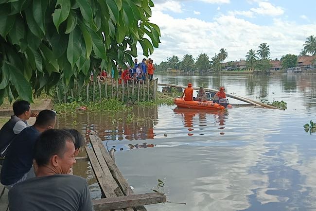 Anak SD di OKI Tenggelam, Terbawa Arus Deras Sungai Komering, Masih Dicari Warga Bersama Petugas BPBD OKI