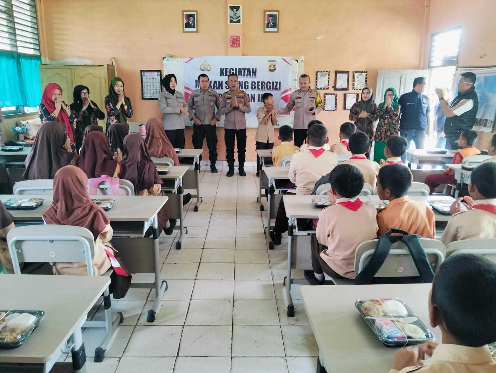 Polres Ogan Ilir Gelar Makan Siang Bergizi di SDN 01 Indralaya Utara