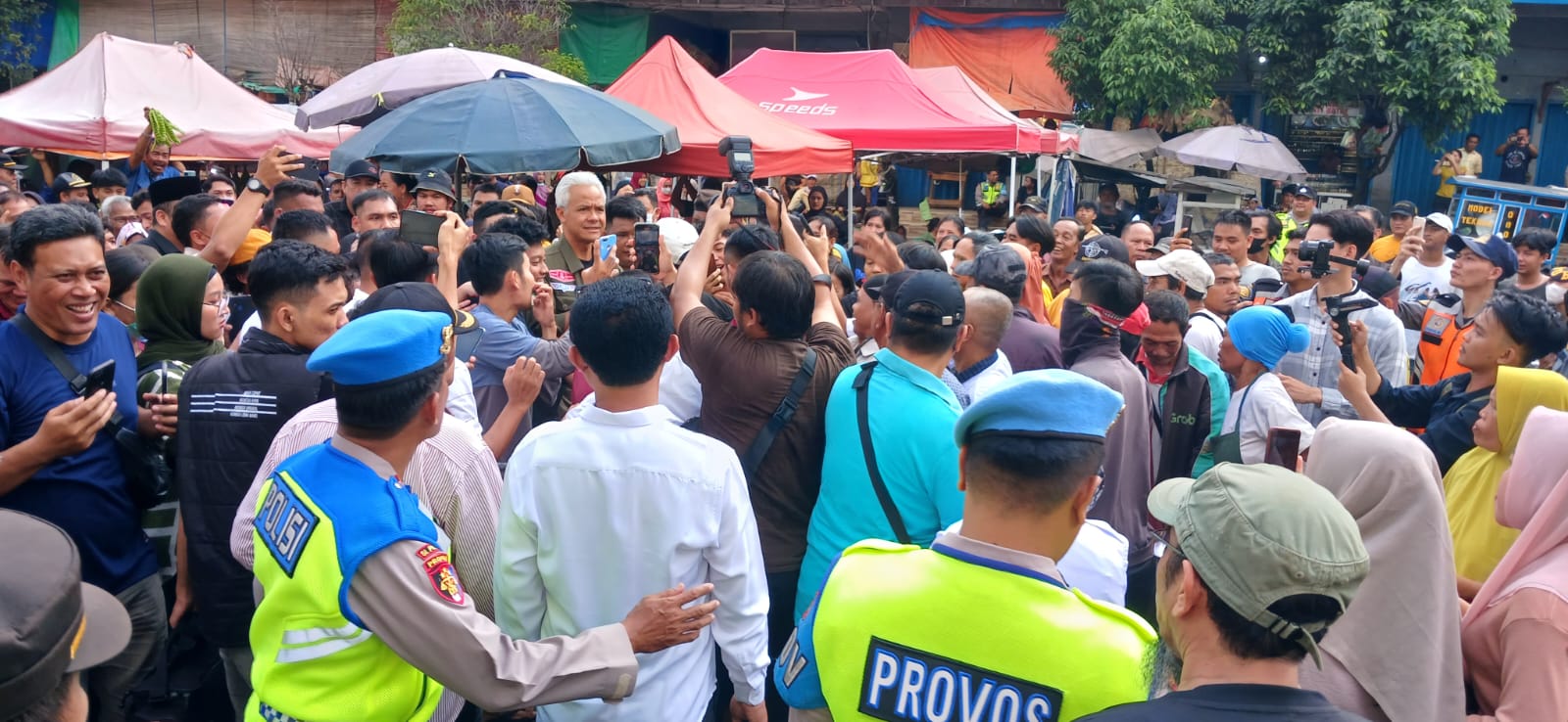Kampanye di Palembang, Ganjar Blusukan di Pasar 