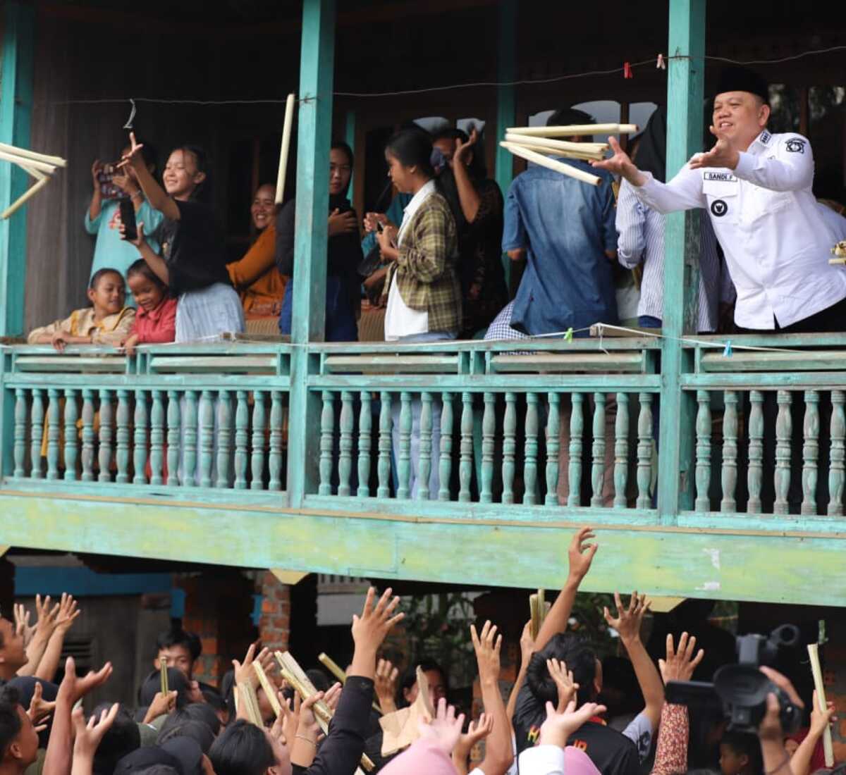 Sedekah Rami di Desa Kertayu Muba, Warga Berebut Lemang yang Dilempar Pj Bupati 