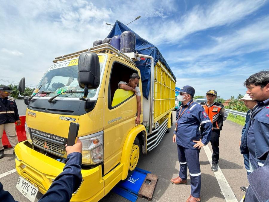 Umur Jalan Lebih Awet, Tim HK Lakukan Operasi Odol  Ruas Tol Palindra 