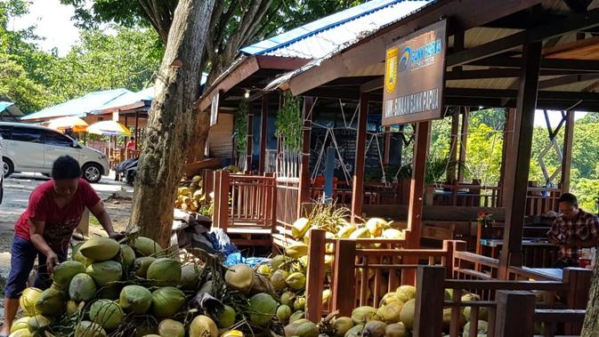 Santai Sore Minkmati Kelapa Bakar di Pondok Kelapa Sungai Pinang , Dipercaya Banyak Khasiatnya