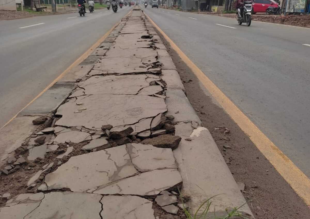 Belum Setahun Selesai Dibangun, Median Jalan Jalintim Palembang-Betung Mulai Rusak