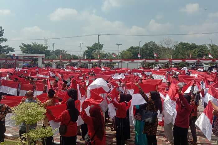 Meriahnya Kantor Bupati Muratara, Ribuan Bendera Dikibarkan