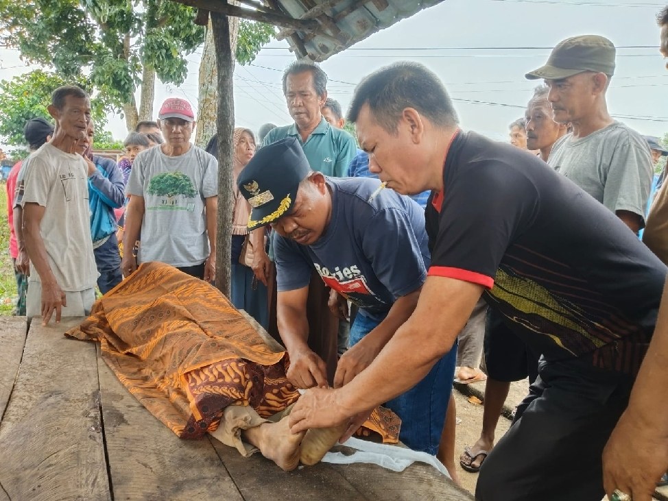 Ada Mayat di Pondokan Desa Seribandung, Personel Polsek Tanjung Batu Lakukan Olah TKP