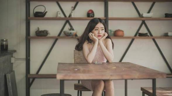 7 Tanda Kepribadian Seseorang yang Mudah Merasa Bosan saat Berada di Keramaian