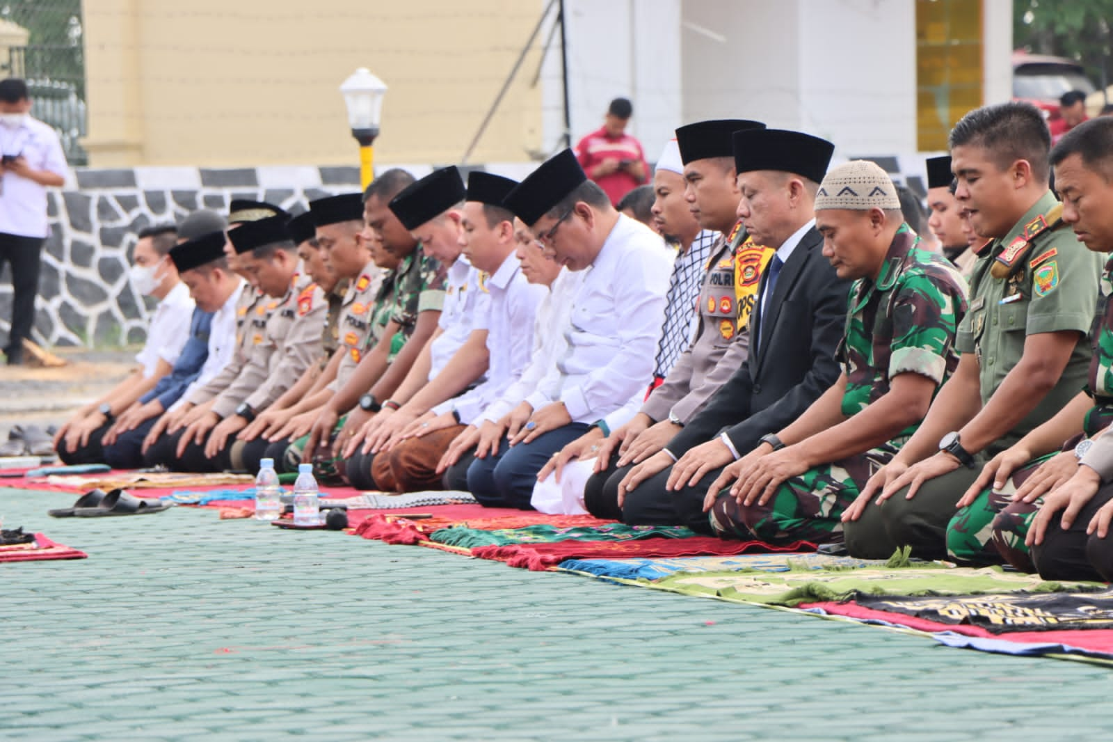 Polres OKU Timur Gelar Sholat Istisqa Harap Turun Hujan Atasi Karhutla