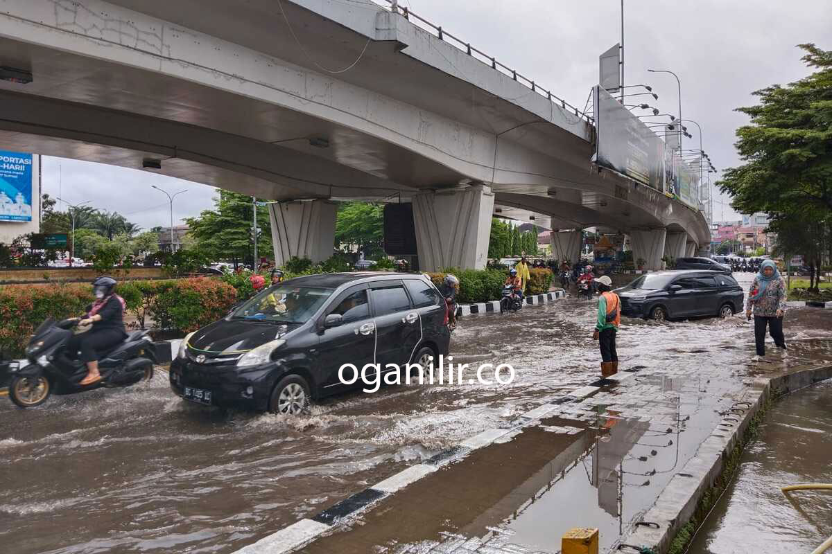 Diguyur Hujan, Palembang Macet