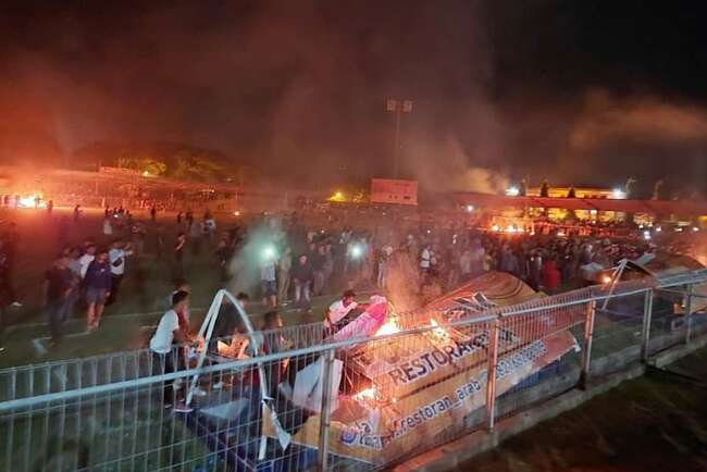 Lampu Padam, Penonton Rusuh Bakar Pasilitas Stadion, Laga PSMS vs Persiraja Terpaksa Dibatalkan