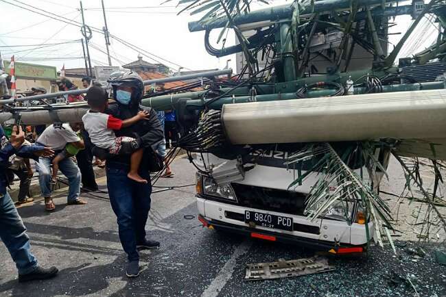 Kecelakaan Maut, Truk Tronton Tabrak Halte, Anak Sekolah, dan Tower