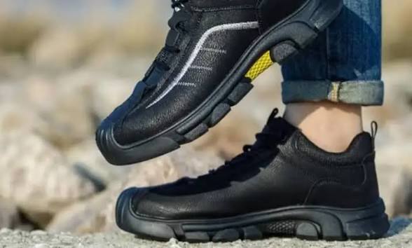 5 Jenis Bahan Sepatu yang Tahan Air, Cocok Dipakai saat Musim Hujan