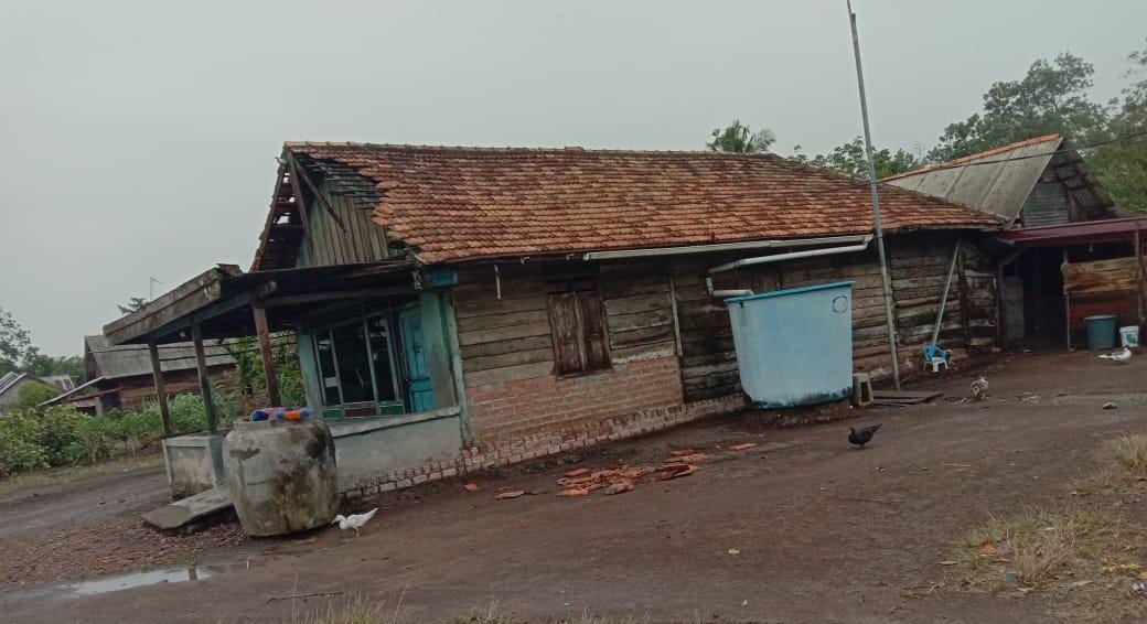 Diterjang Angin Kencang 20 Rumah Mengalami Rusak Ringin