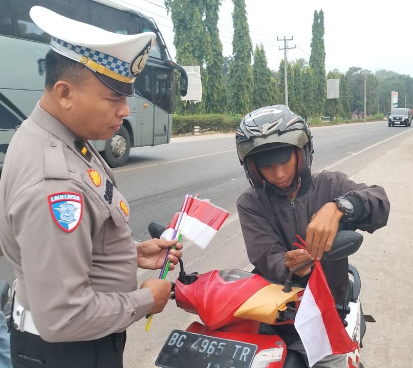 Sat Intelkam dan Sat Lantas Polres Ogan Ilir Pasang Bendera Merah Putih Di Kendaraan 