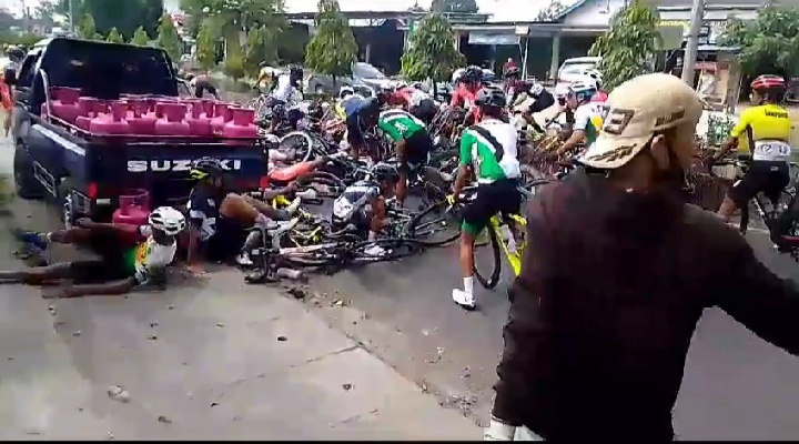 Peserta Kerjunas Balap Sepeda Mengalami Kecelakaan Massal