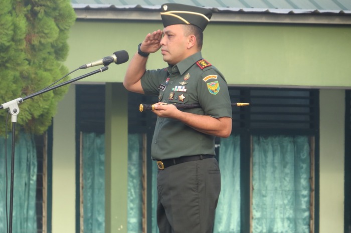 Pimpin Apel Bulanan, Dandim 0402 OKI Bagikan Buku Netralitas TNI