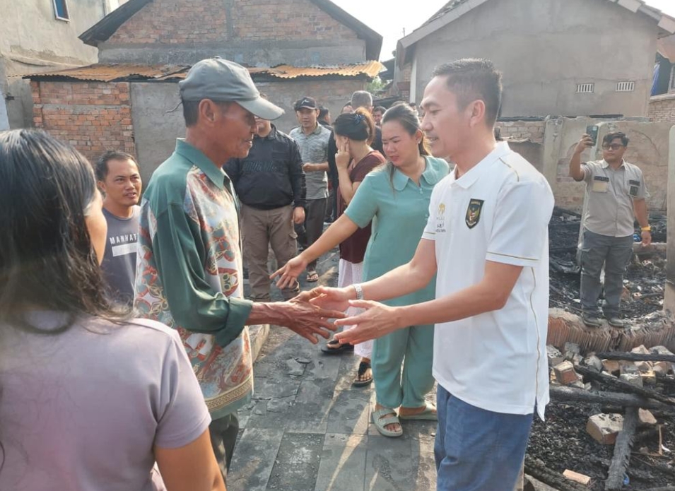 Ratu Dewa Sambangi Warga Korban Kebakaran 