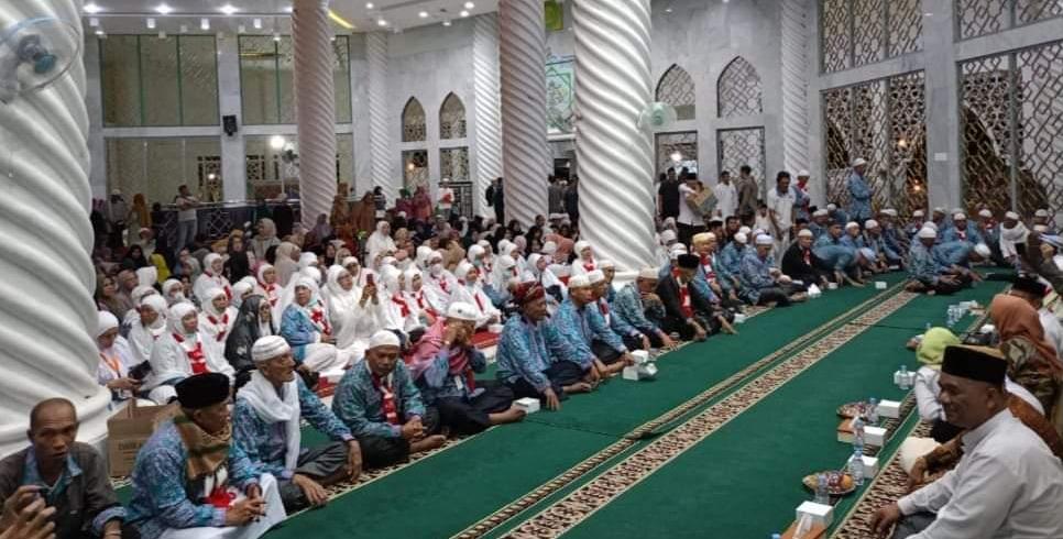 Kedatangan Jemaah Haji   Ogan Ilir Molor Lebih Dari 4 Jam. Wabup Sambut Kedatangan Jamaah Haji