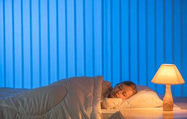 4 Tanda Kepribadian Seseorang yang Tidur dengan Keadaan Lampu Menyala