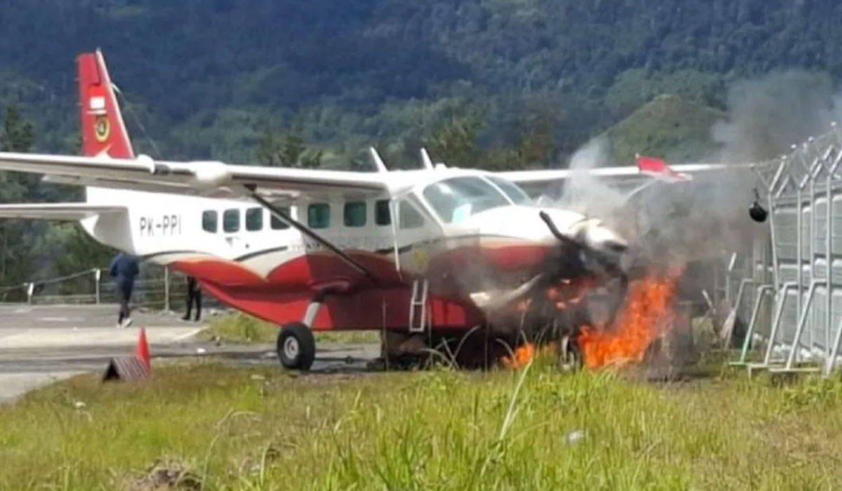 Pesawat Pemkab Puncak Tabrak Pos TNI, Langsung Terbakar, 2 Prajurit Selamat