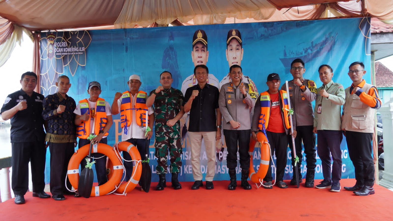 Utamakan Keselamatan, Wajib Gunakan Life Jacket Sebelum Naik Speedboat Wisata Air Sungai Komering Saat Lebaran