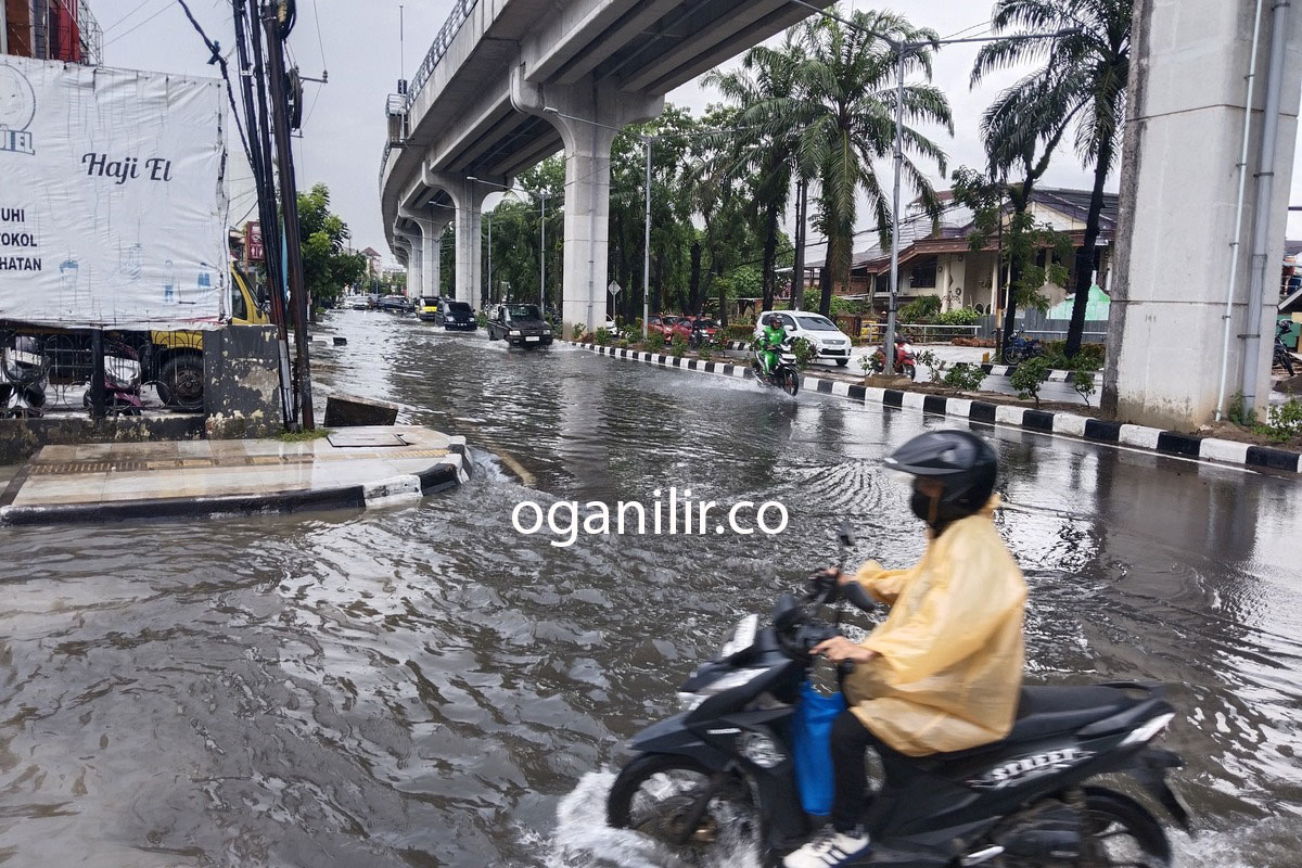 Hujan, SMA Arinda Palembang Terendam