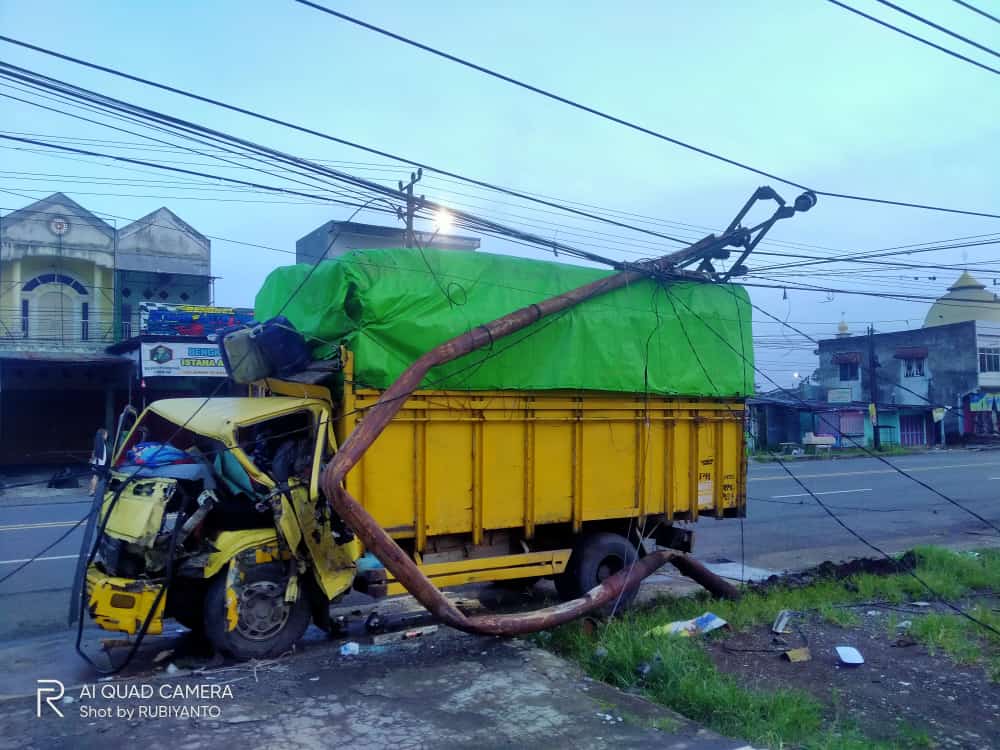 Tiang Listrik Ditabrak Truck, 10 Ribu Pelanggan Alami Pemadaman Aliran Listrik