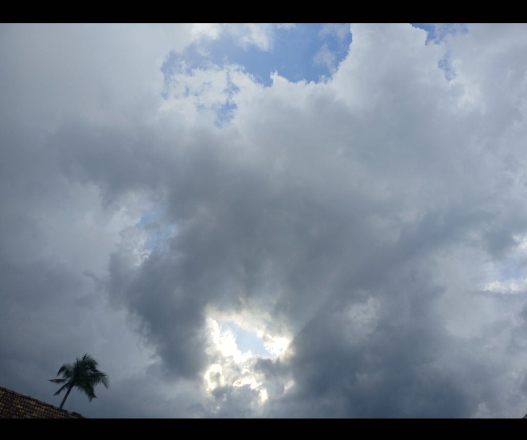 Prakiraan Cuaca Senin 17 November 2025, Waspadai Potensi Hujan Lebat dan Petir di Sejumlah Wilayah