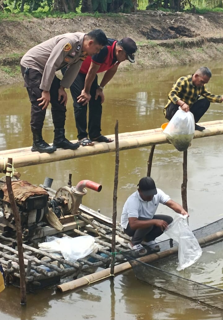 Polsek Pemulutan Tebar  20 Ribu Benih Ikan di Desa Arisan Jaya Ogan Ilir