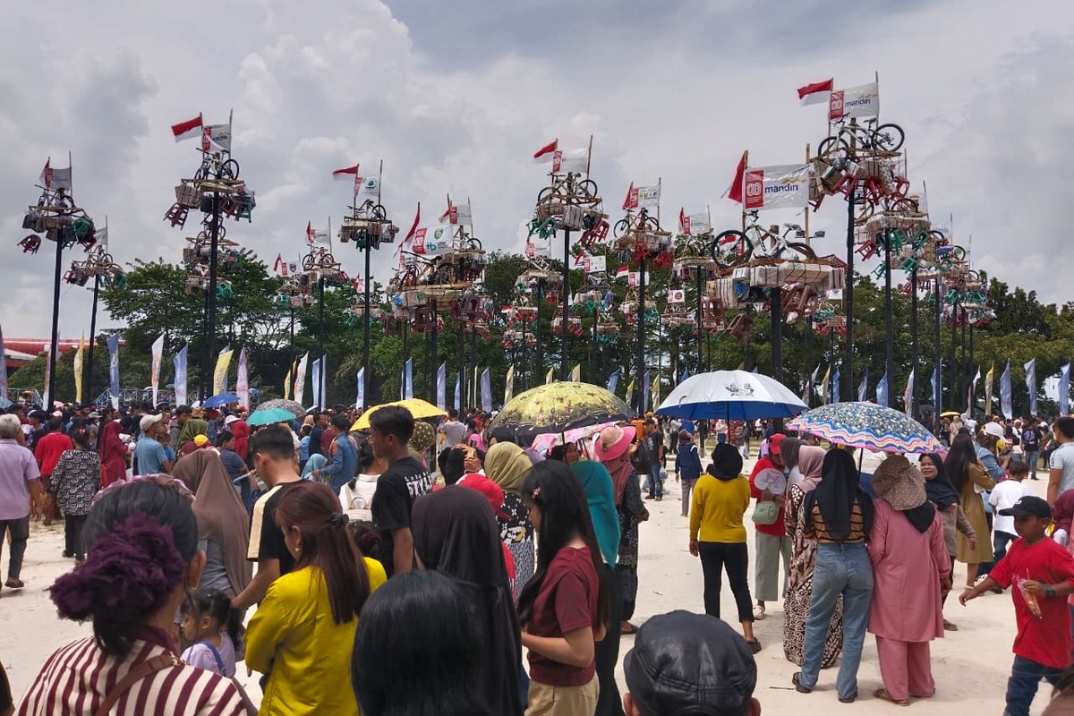 Ribuan Warga Saksikan Panjat Pinang Sumeks-Pemprov Sumsel