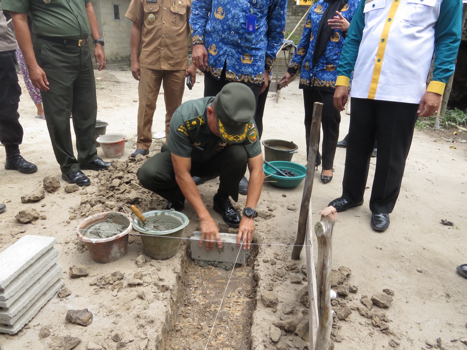 Sambut HUT TNI ke-78, Kodim 0402/OKI-OI Lakukan Giat Peletakan Batu Pertama RTLH di Ogan Ilir