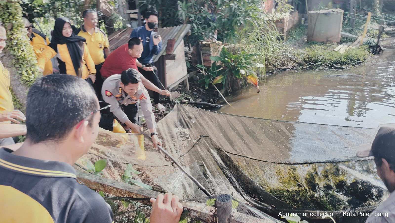 Polda Sumsel Bagi-Bagi Hasil Panen Kebun  Ketahanan Pangan  ke Masyarakat