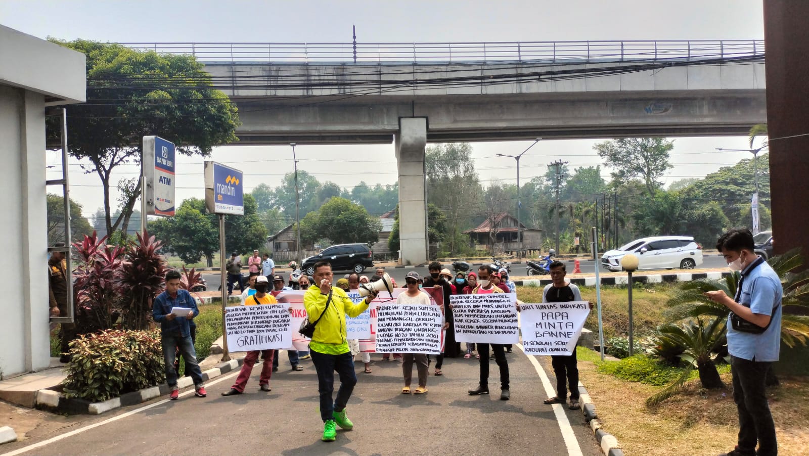 Papa Minta Banner, Puluhan Anggota SPM Desak Kejati Sumsel Periksa Kinerja Kejari OKI