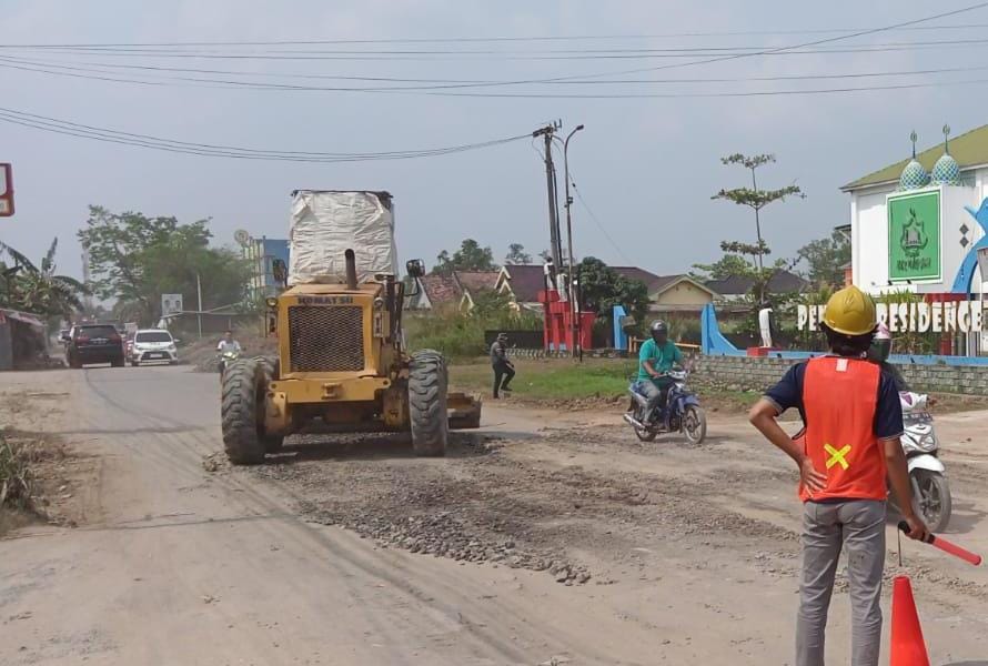 Jalan Tegal Binangun Banyuasin Dibangun, Pengerjaan Malam Hari