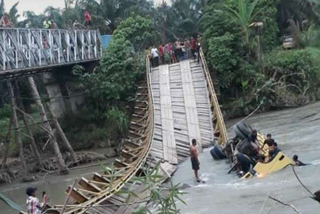 Evakuasi 2 Truk Dilakukan Hari Ini, Jembatan Paku Haji Ambruk Tak Kuat Menahan Beban 