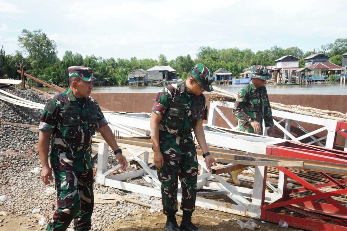 Tinjau Pembangunan Jembatan Gantung, Danrem 044 Gapo Bagikan Sembako