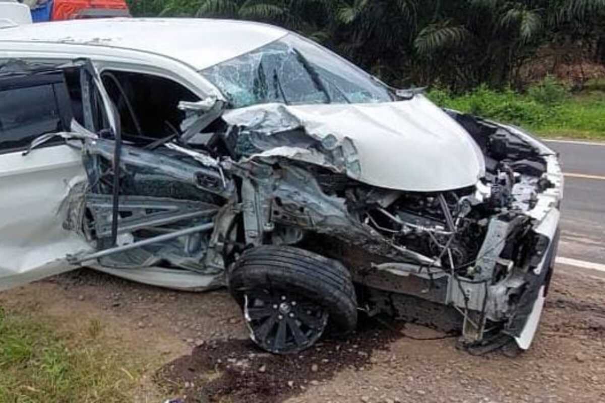 Hilang  Konsentrasi, Mobil Sigra Asal Medan Seruduk Fuso di Jalintim Palembang-Betung