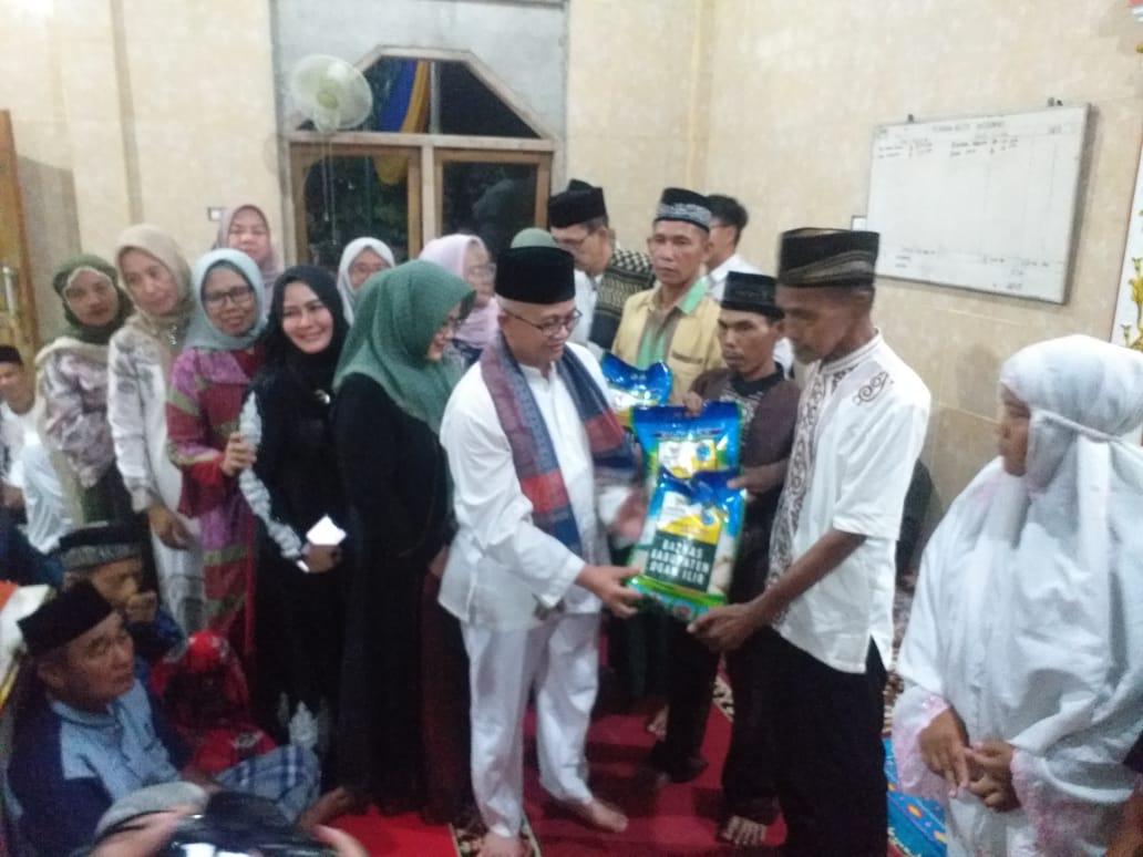 Sekda Ogan Ilir Salurkan 200 Karung Beras dan Rp 10 juta untuk Masjid 