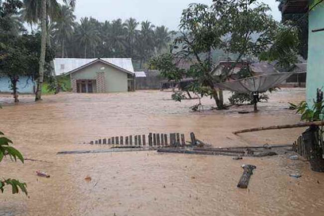 Sungai di Desa Lubuk Sepang Pulau Pinang Lahat Meluap, 80 Rumah Terendam, Jembatan Ikut Disapu Banjir