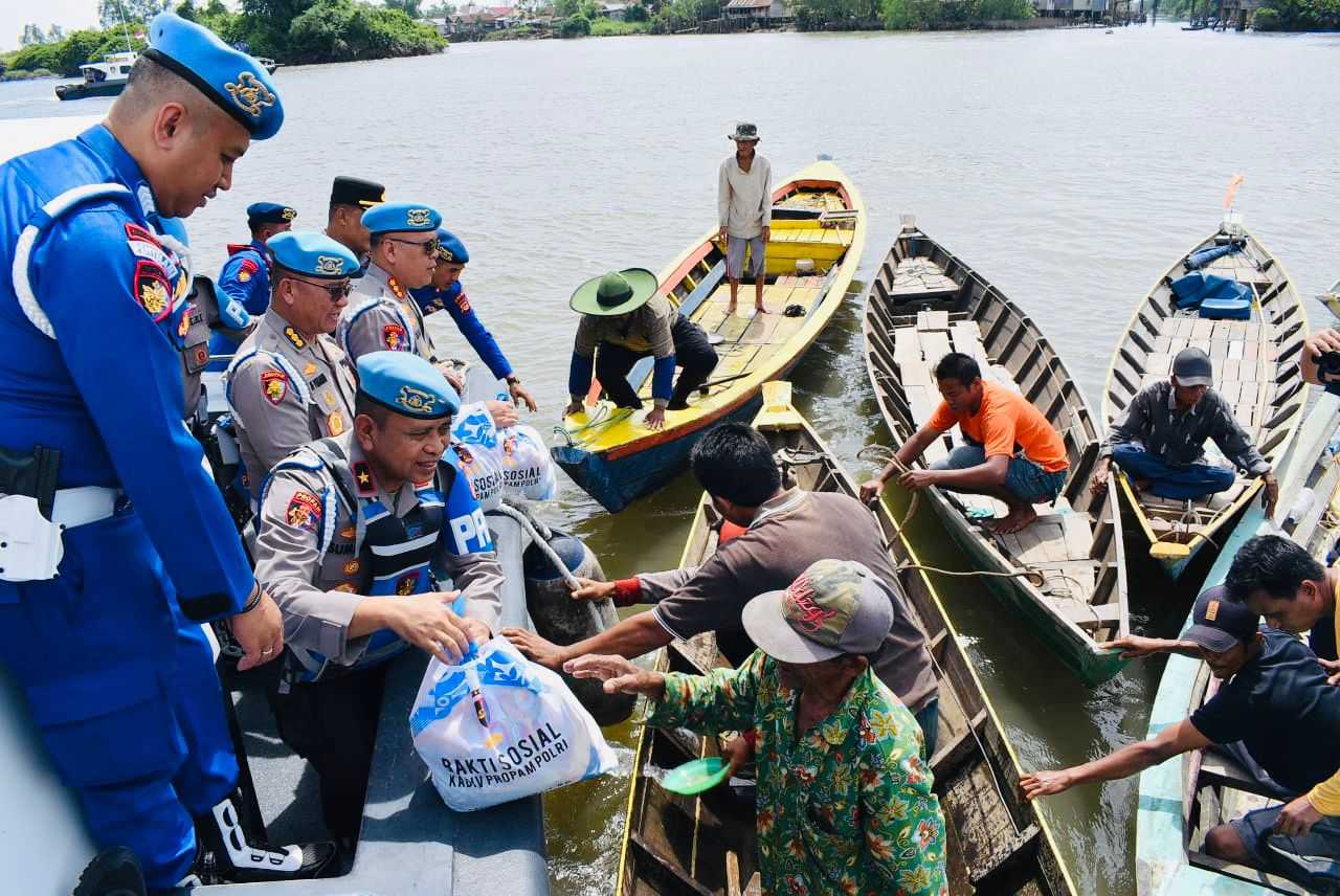 Karo Provoost Div Propam Polri  Berbagi Sembako dengan Nelayan 