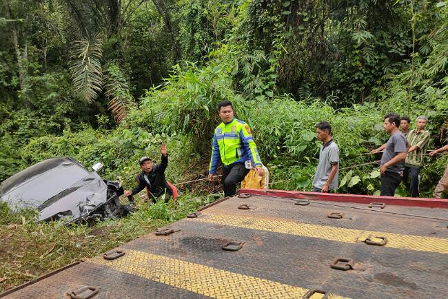 Laka Tunggal Musi Rawas, Tabrak Sisi Tiang Jembatan, Innova ASN Masuk Parit, Korban dan Anaknya Selamat 