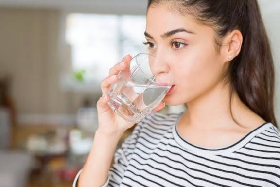 Apakah Benar Minum Air Hangat Bisa Hancurkan Lemak Perut? Ini Kata Ahli