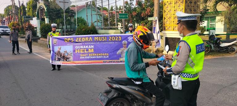 Ingat.. Berbonceng Bertiga Pelanggaran Berlalu Lintas 