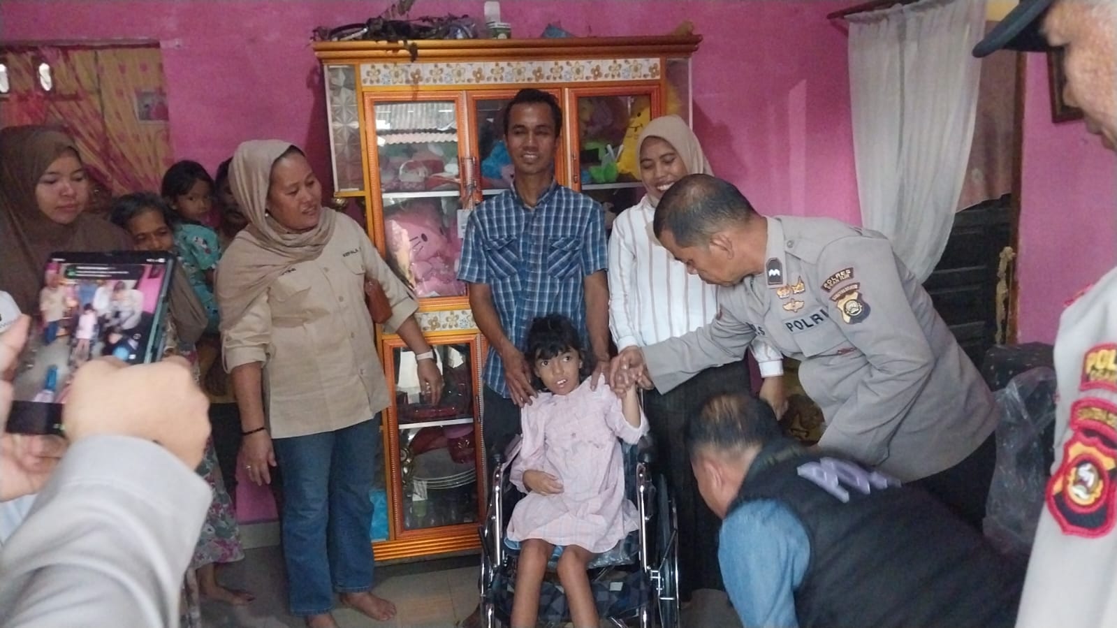 Kapolres Ogan Ilir Bantu Kursi Roda dan Sembako kepada Anak Disabilitas di Tanjung Batu