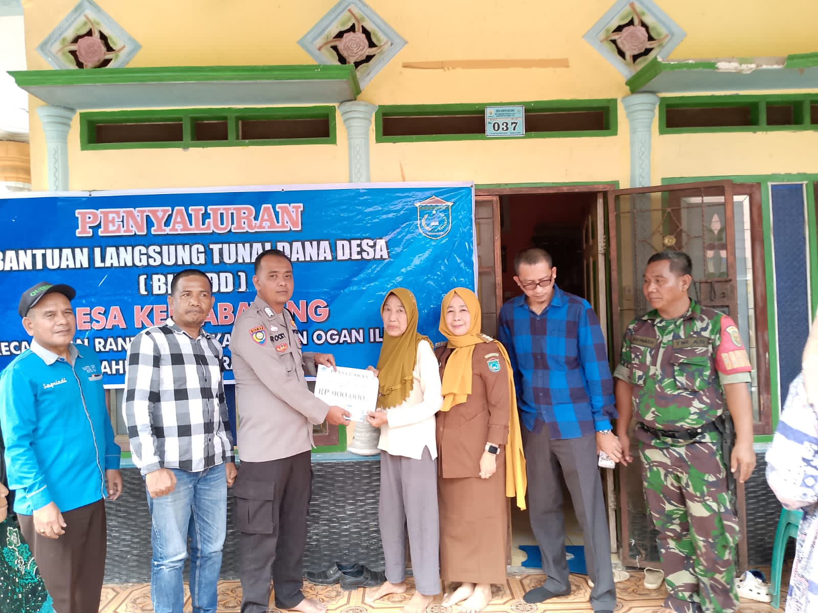 BLT di Desa Kertabayang Ogan  Ilir Disalurkan,  Polsek  Rantau Alai Lalukan Pengamanan