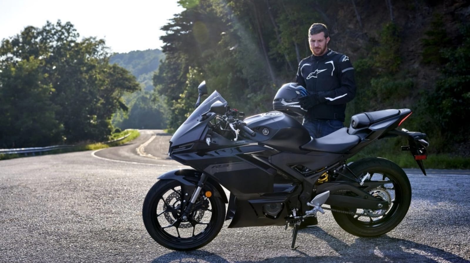 Cek Harga dan Spesifikasi Yamaha R3 2025