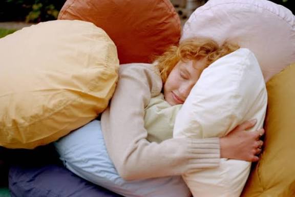 3 Tanda Kepribadian Orang yang Tidur dengan Banyak Gunakan Bantal