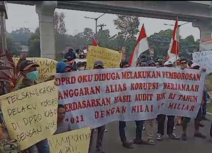 Massa  Kembali Demo di Kejati Sumsel, Desak Usut Kasus Tunjangan Perumahan Anggota DPRD OKU