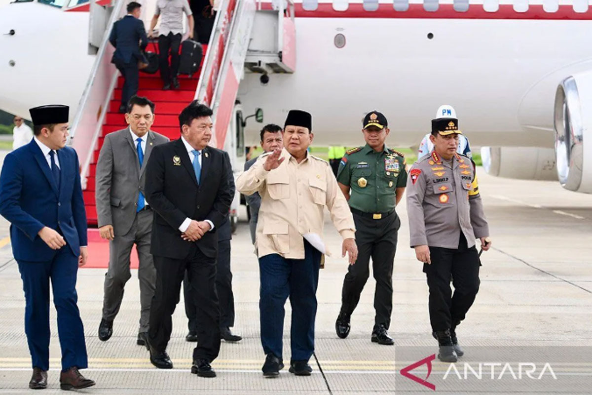 Tiba dari Mesir, Presiden Prabowo Langsung Melaksanakan Ratas Nataru 2025 di Bandara Halim