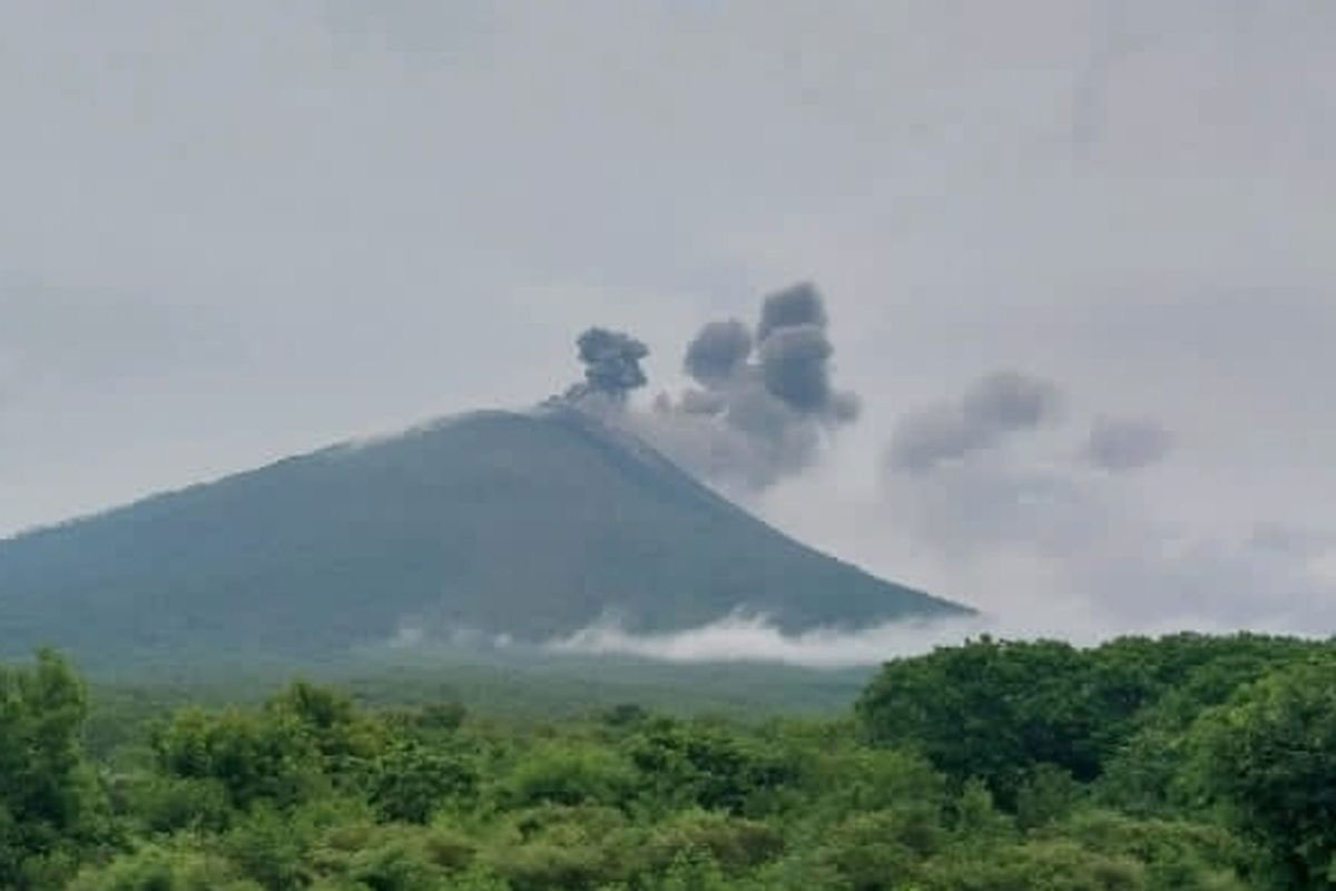 Gunung Ile Lewotolok Erupsi Pagi ini, Tinggi Kolom Abu Mencapai 400 Meter