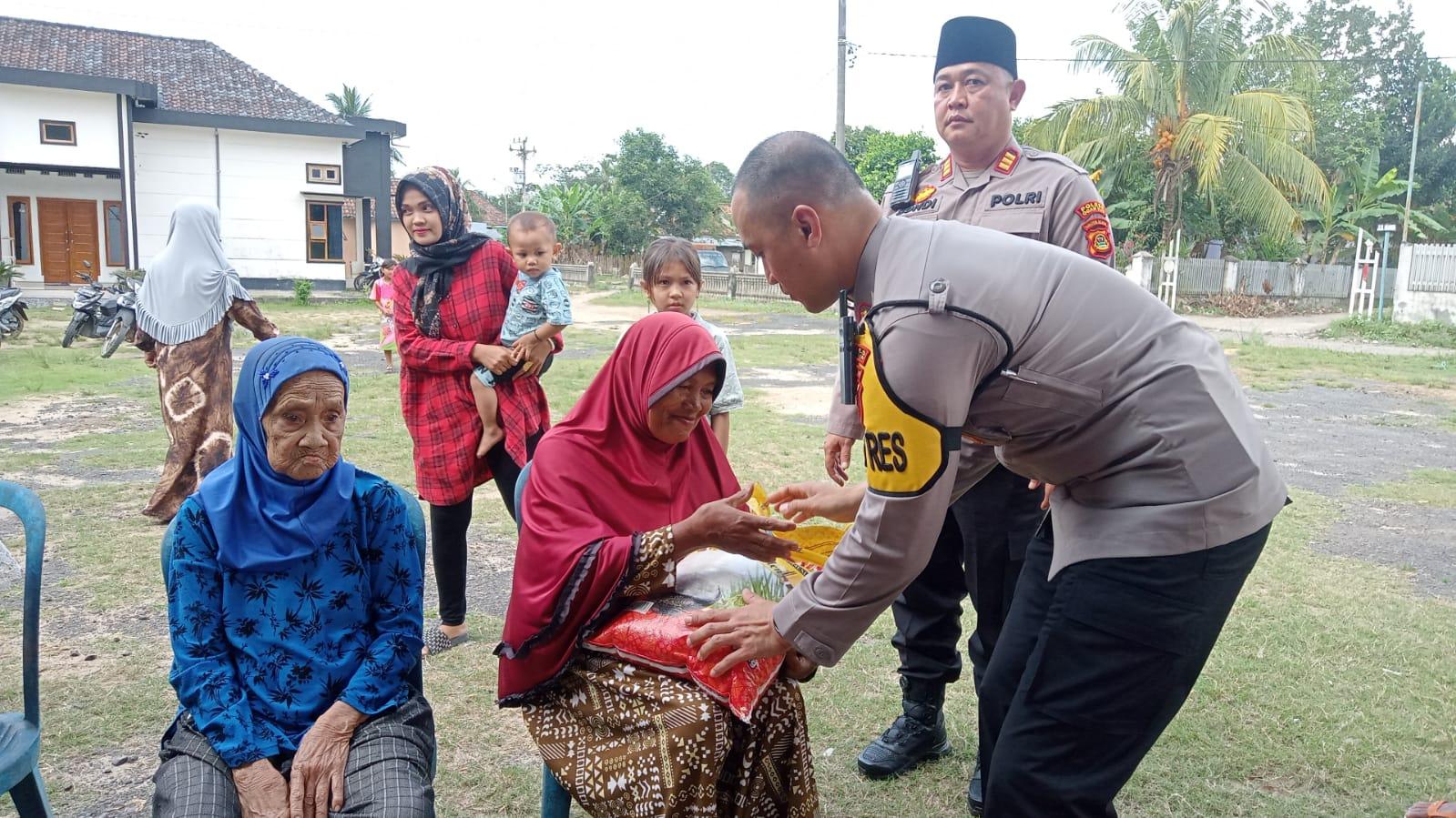 Kapolres Ogan Ilir Bagikan Sembako Kaum Lansia dan Anak-Anak